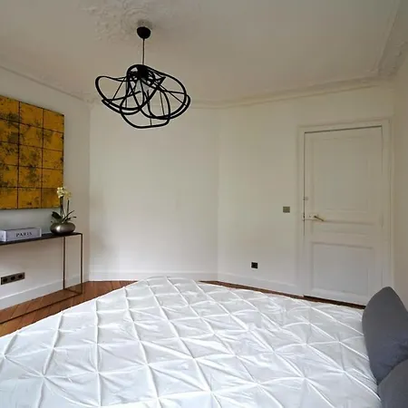 Large Luxury Flat Next To Champs Elysee Paris