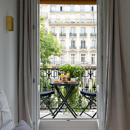 Large Luxury Flat Next To Champs Elysee Paris